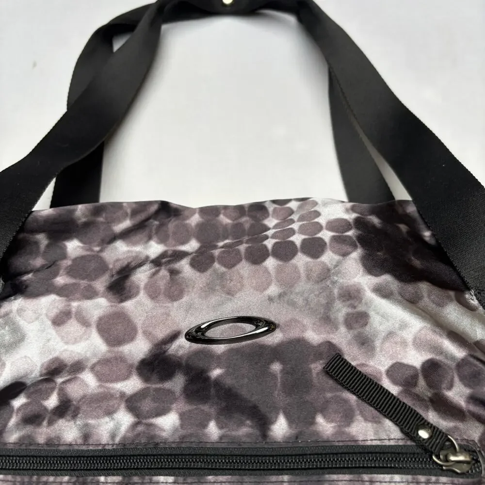 Oakley Gym Duffle Carry On Bag Mens 26x8.5 Geometric Workout Travel Gorpcore